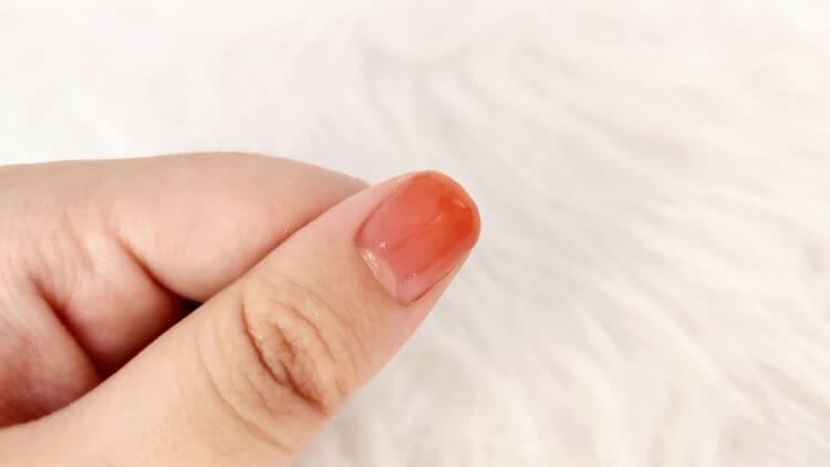 위드 샨 제품 중 붉은 색 시럽 타입으로 그라데이션이 표현 된 엄지 손톱
