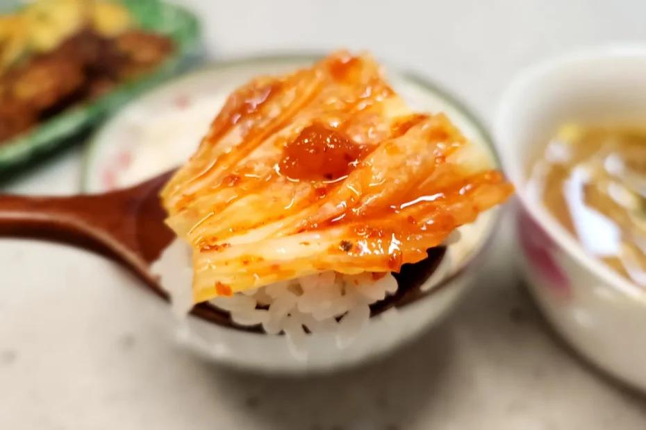 종갓집-포기-김치-밥-위에-먹기