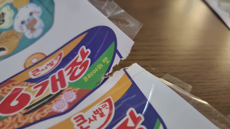 바닥에-놓고-테이프-처리하다가-찢어진-도안
